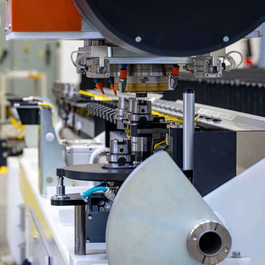 Automated tool changer for waterjet trimming machine.